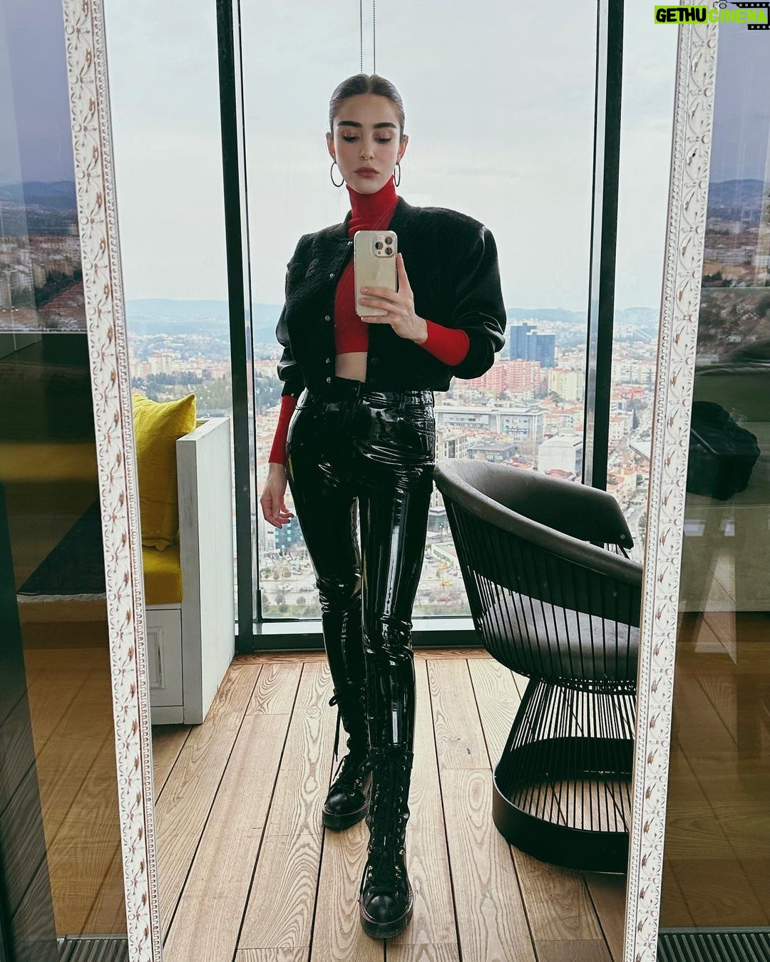 Özge Gürel Instagram - Yoldayım ya biraz trafik var 😂💁🏻♀️
