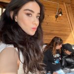 Özge Gürel Instagram - Biz bi’ doğaya döndük 🍀♥️ @alemdergisi 💫