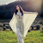 Özge Gürel Instagram - #ÖzgeGürel ile doğada baş başayız🍃🌱🌿 @ozgecangurelofficial #özgegürelofficial Genel Yayın Yönetmeni: @gozdeyorukogluersu Röportaj: @ceylanyeniacun Fotoğraflar: @zeynelabidin Styling: @bengisugurell Saç: @akinunalofficiall Makyaj: @erkanuluc Video: @oznurozturrk Styling asistanı: @azraullku Fotoğraf asistanı: Hüseyin Rahmi Ağgül Mekan için @balkayaciftligi ’ne teşekkür ederiz. Balkaya Çiftliği