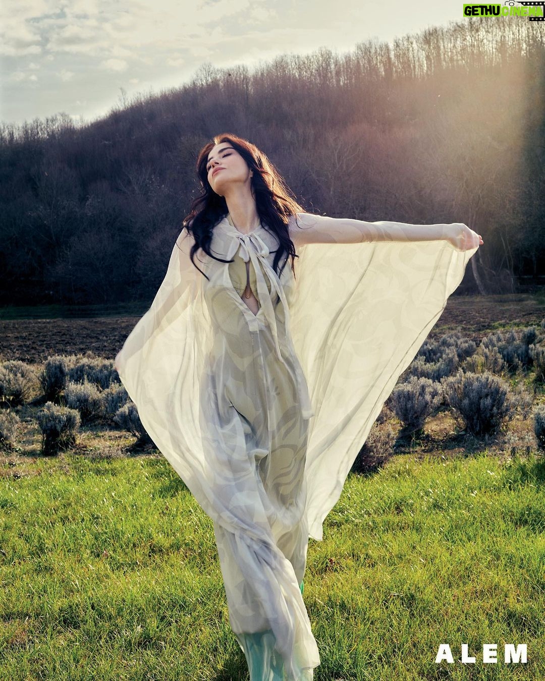 Özge Gürel Instagram - #ÖzgeGürel ile doğada baş başayız🍃🌱🌿 @ozgecangurelofficial #özgegürelofficial Genel Yayın Yönetmeni: @gozdeyorukogluersu Röportaj: @ceylanyeniacun Fotoğraflar: @zeynelabidin Styling: @bengisugurell Saç: @akinunalofficiall Makyaj: @erkanuluc Video: @oznurozturrk Styling asistanı: @azraullku Fotoğraf asistanı: Hüseyin Rahmi Ağgül Mekan için @balkayaciftligi ’ne teşekkür ederiz. Balkaya Çiftliği
