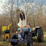 Özge Gürel Instagram - #ÖzgeGürel ile doğada baş başayız🍃🌱🌿 @ozgecangurelofficial #özgegürelofficial Genel Yayın Yönetmeni: @gozdeyorukogluersu Röportaj: @ceylanyeniacun Fotoğraflar: @zeynelabidin Styling: @bengisugurell Saç: @akinunalofficiall Makyaj: @erkanuluc Video: @oznurozturrk Styling asistanı: @azraullku Fotoğraf asistanı: Hüseyin Rahmi Ağgül Mekan için @balkayaciftligi ’ne teşekkür ederiz. Balkaya Çiftliği