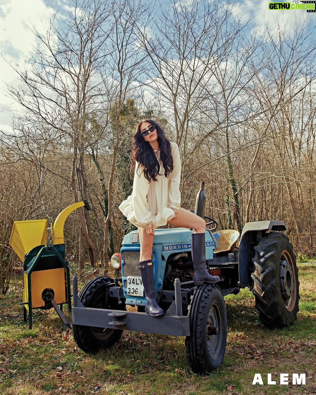 Özge Gürel Instagram - #ÖzgeGürel ile doğada baş başayız🍃🌱🌿 @ozgecangurelofficial #özgegürelofficial Genel Yayın Yönetmeni: @gozdeyorukogluersu Röportaj: @ceylanyeniacun Fotoğraflar: @zeynelabidin Styling: @bengisugurell Saç: @akinunalofficiall Makyaj: @erkanuluc Video: @oznurozturrk Styling asistanı: @azraullku Fotoğraf asistanı: Hüseyin Rahmi Ağgül Mekan için @balkayaciftligi ’ne teşekkür ederiz. Balkaya Çiftliği