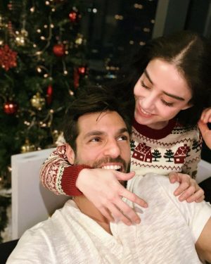 Özge Gürel Instagram - Ne güzeldin 2022 teşekkür ederim 😍🎉 Hepimiz için umutla, sağlıkla, aşkla gel 2023 💫❤️ Mutlu seneler 🎄