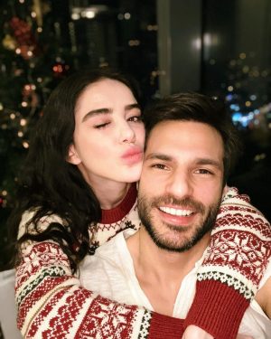 Özge Gürel Instagram - Ne güzeldin 2022 teşekkür ederim 😍🎉 Hepimiz için umutla, sağlıkla, aşkla gel 2023 💫❤️ Mutlu seneler 🎄