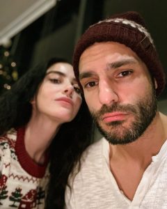 Özge Gürel Instagram - Ne güzeldin 2022 teşekkür ederim 😍🎉 Hepimiz için umutla, sağlıkla, aşkla gel 2023 💫❤️ Mutlu seneler 🎄