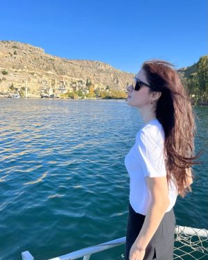 Özge Gürel Instagram - Bir günde 6 aylık D vitaminimi aldım, mutluyum 👻  #Halfeti 😍☀️