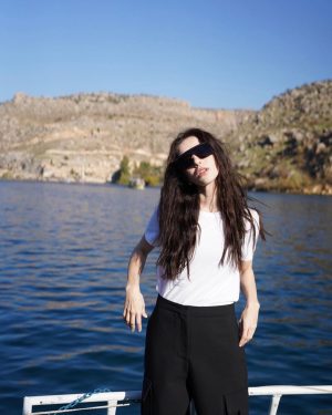 Özge Gürel Instagram - Bir günde 6 aylık D vitaminimi aldım, mutluyum 👻  #Halfeti 😍☀️