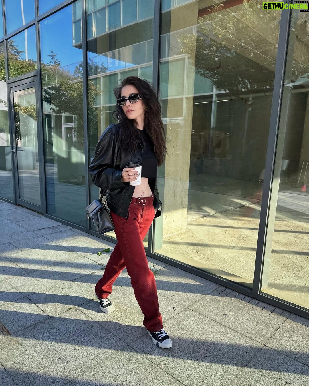 Özge Gürel Instagram - Düşük bel modası bir günlüğüne geri gelmiş olabilir 😂❤️