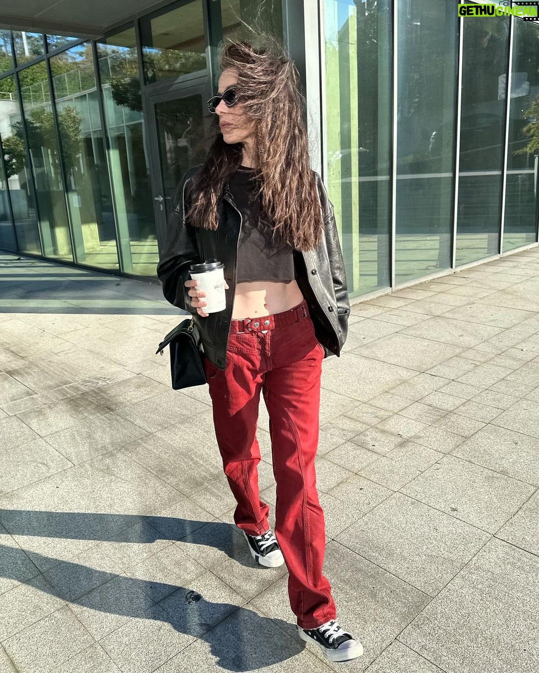 Özge Gürel Instagram - Düşük bel modası bir günlüğüne geri gelmiş olabilir 😂❤️