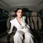 Özge Gürel Instagram - White on white 🤍⚡️ #reklam