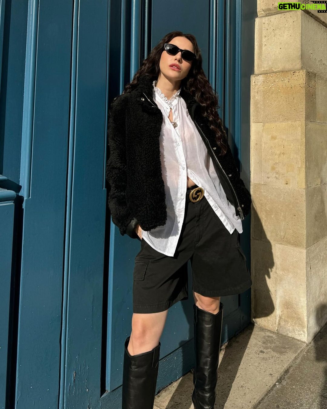 Özge Gürel Instagram - Belli ki sevdiğimiz bi’ kapı 😂🚪🤷🏻♀️