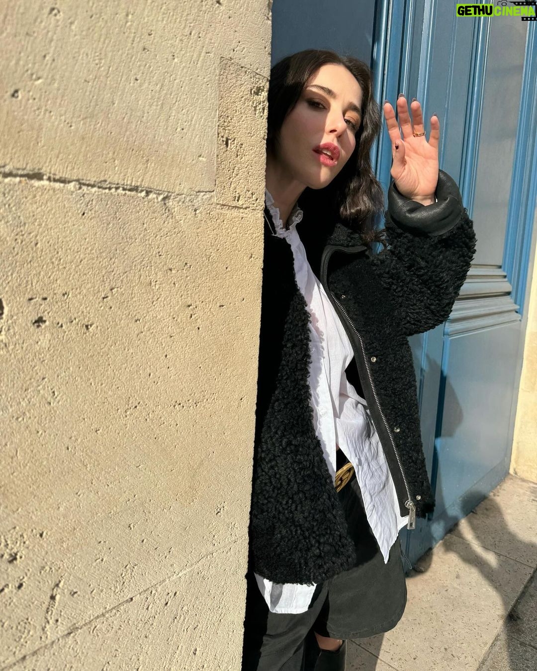 Özge Gürel Instagram - Belli ki sevdiğimiz bi’ kapı 😂🚪🤷🏻♀️