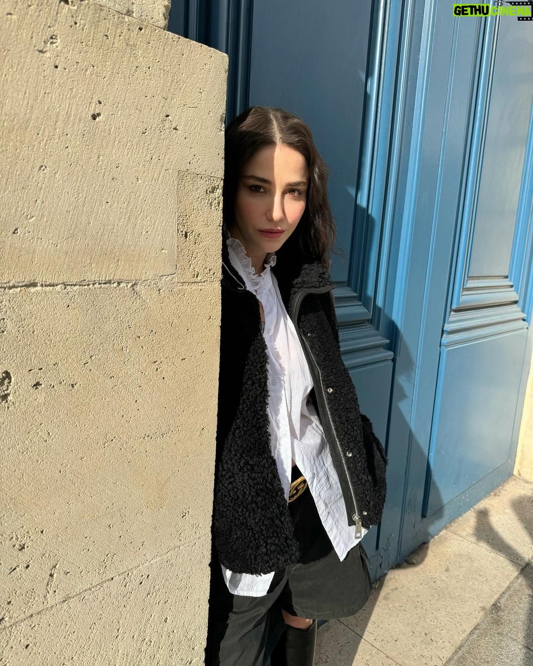 Özge Gürel Instagram - Belli ki sevdiğimiz bi’ kapı 😂🚪🤷🏻♀️