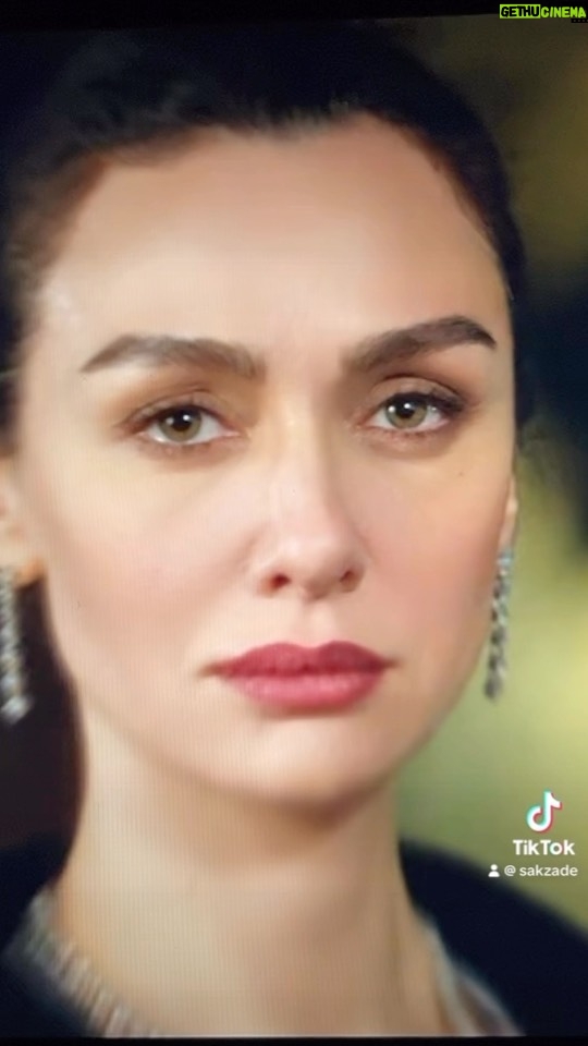 İrem Sak Instagram - Güzel bakış. Afiyet olsun Aslıkuş 😏 #netflix #kuşuçuşu
