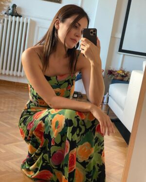 İrem Sak Instagram - Elbisemi annem dikti 😍