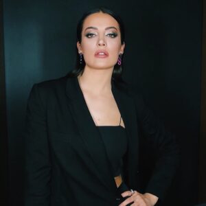 İrem Sak Instagram - Napıyosunuz? Ben duruyorum. 
MUA :  @fezialtun 
Styling: @oralinko - @studio11ist
Takı @meranodesign
Pant @cupofstars .co
Ceket @verdatextile
Top @bypinkfreud . .
.