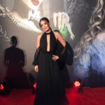 İrem Sak Instagram - Geçen hafta galasına katıldığım #Maleficent #malefiz filmi ilk kez Londra görmeme vesile oldu. Ve ilk kez canlı kanlı Angelina Jolie görmeme de vesile oldu. İkisini de çok sevdim 😏 tam bir i ♥️my job anısı. 💫🙏🏼 #malefizkötülüğüngücü #maleficentthemistressofevil London, United Kingdom