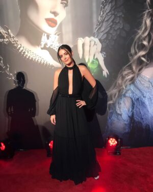İrem Sak Instagram - Geçen hafta galasına katıldığım #Maleficent #malefiz filmi ilk kez Londra görmeme vesile oldu. Ve ilk kez canlı kanlı Angelina Jolie görmeme de vesile oldu. İkisini de çok sevdim 😏 tam bir i ♥️my job anısı. 💫🙏🏼 #malefizkötülüğüngücü #maleficentthemistressofevil