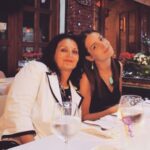 İrem Sak Instagram – yeni yaşın kutlu olsun anneciğim. İyi ki annemsin. Seni çok seviyorum❤️🙏🏻💕