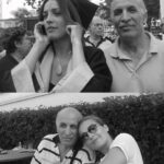 İrem Sak Instagram - O bakar fotoya, ben bakmam. Ben bakarım, o bakmaz. Müthiş ikili ❤️ herkese iyiliği dokunan, şifacı, iyilerin iyisi, en en en iyisi ❤️🙏🏼 seni çok seviyorum babacım. Sağlıklı ve hayatta olduğun için sonsuz şükürler 🙏🏼❤️