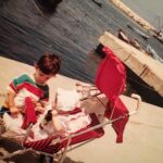 İrem Sak Instagram - Abek 🐥 Bandırma'da çok güzel bir çocukluk geçirdik. Denize girmeyi erdek'te öğrendik. ⛱ Ananemiz pek iyi besledi bizi. ❤️ tren yolunda az oynamadık. 🚂Az kabuk bağlamadı dizler ⚡️ bakkaldan gofletler de yürüttük 🍫 kedi de besledik, köpekten de kaçtık. Yalan söylediğimi öğrenen mahalle arkadaşlarım yüzüme ceza olarak leblebi tozu üflemişti 🙌🏻 hepsi güzel anılar, hepsi değerli 🙏🏼💕 ne güzelmiş çocukluğumuz, anılarımız. Ne şanslıymışız... Bandirma Sahilde