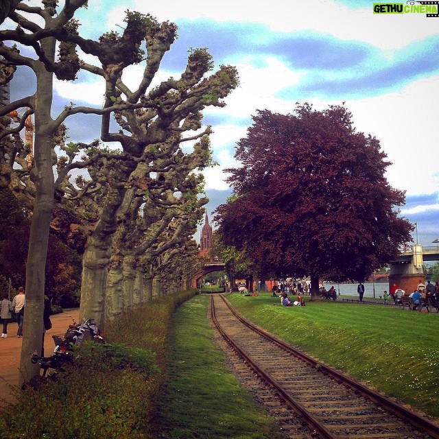 İrem Sak Instagram - Halllloooo????!! Frankfurt am Main / Am Westhafen