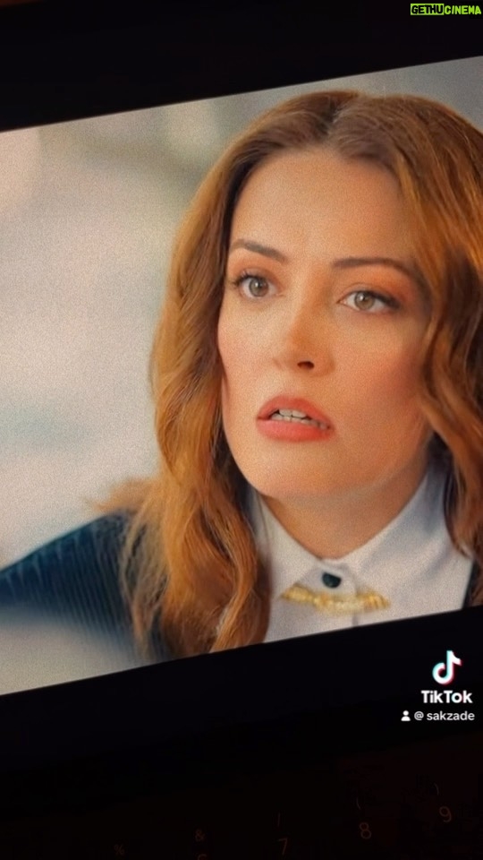 İrem Sak Instagram - Kızınca çok tatlı oluyorsun Müge Türkmen 😍 #kuşuçuşu #netflix
