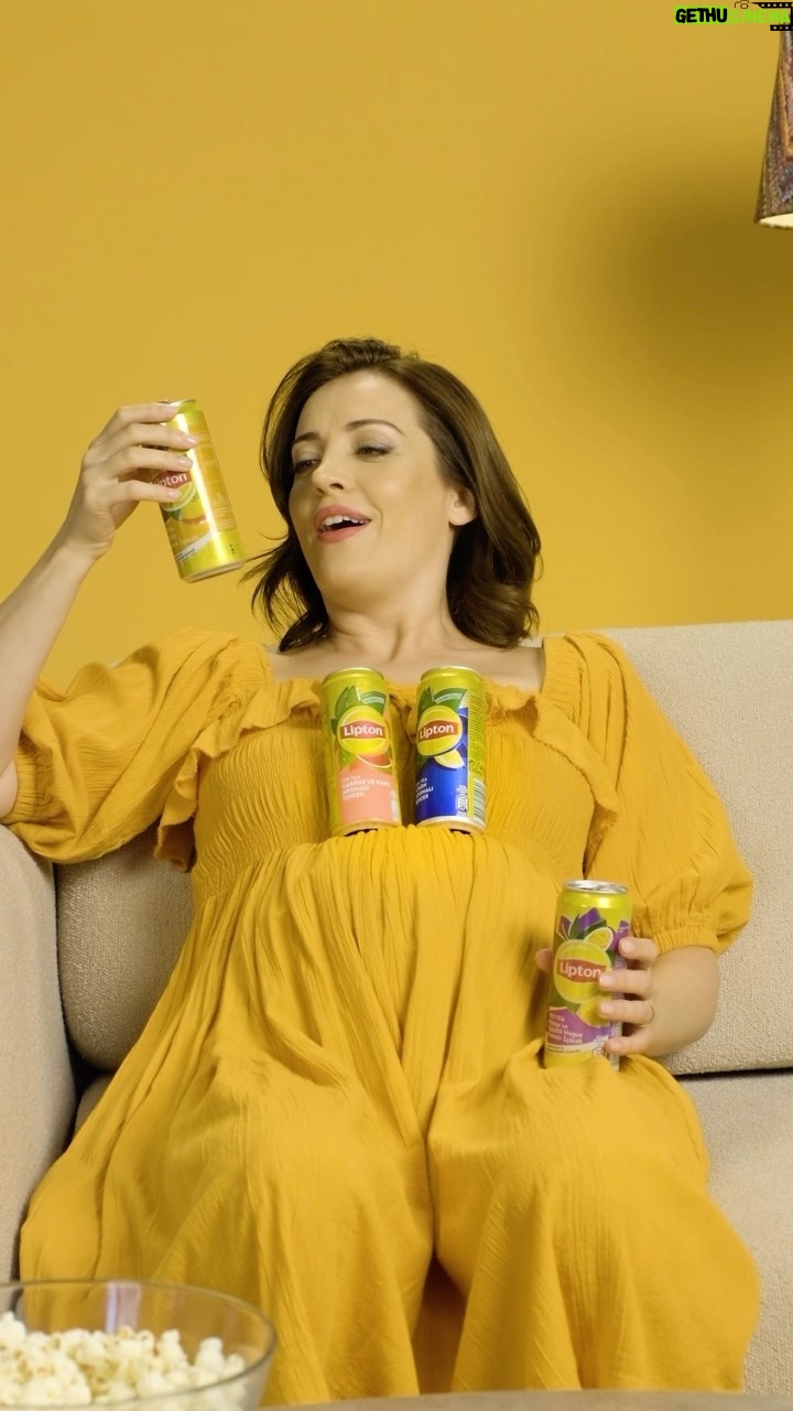 İrem Sak Instagram - Hangi Lipton Ice Tea’yi içeceğini seçemeyenler Begüm’ü kullansın. “Begüm’ün psikolojisi iyi değil” desin. #işbirliği @liptoniceteatr