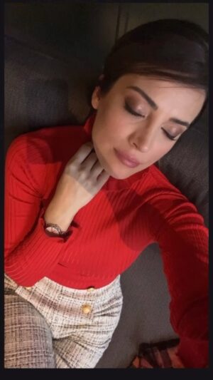 İrem Sak Instagram - Kuş Uçuşu @netflixturkiye ‘de. #mügetürkmen #kuşuçuşu