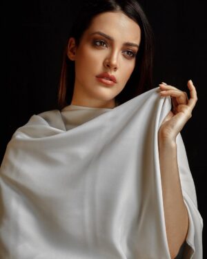 İrem Sak Instagram - Sus abla biliyosun rönesans diye ben