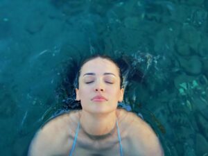 İrem Sak Instagram - fill in the blanks; 
Su uyur ...... ......