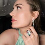 İrem Sak Instagram - Styling: @dorukkakiz Mua: @fezialtun Hair: @erolaslim Elbise: @zuleyhakuru Takılar: @karunjewellery
