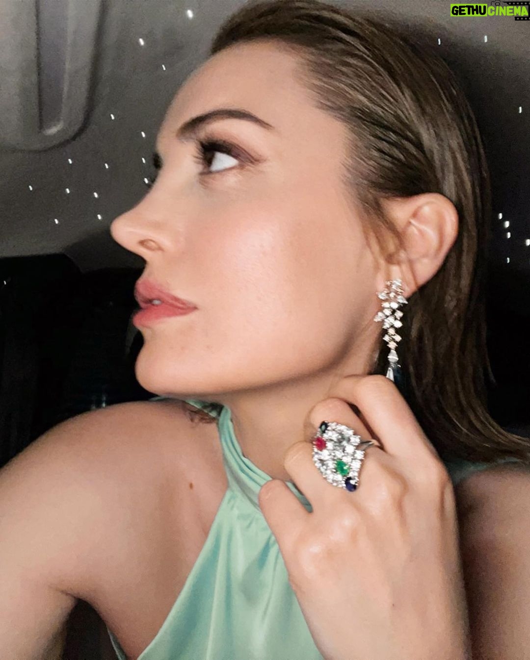 İrem Sak Instagram - Styling: @dorukkakiz Mua: @fezialtun Hair: @erolaslim Elbise: @zuleyhakuru Takılar: @karunjewellery