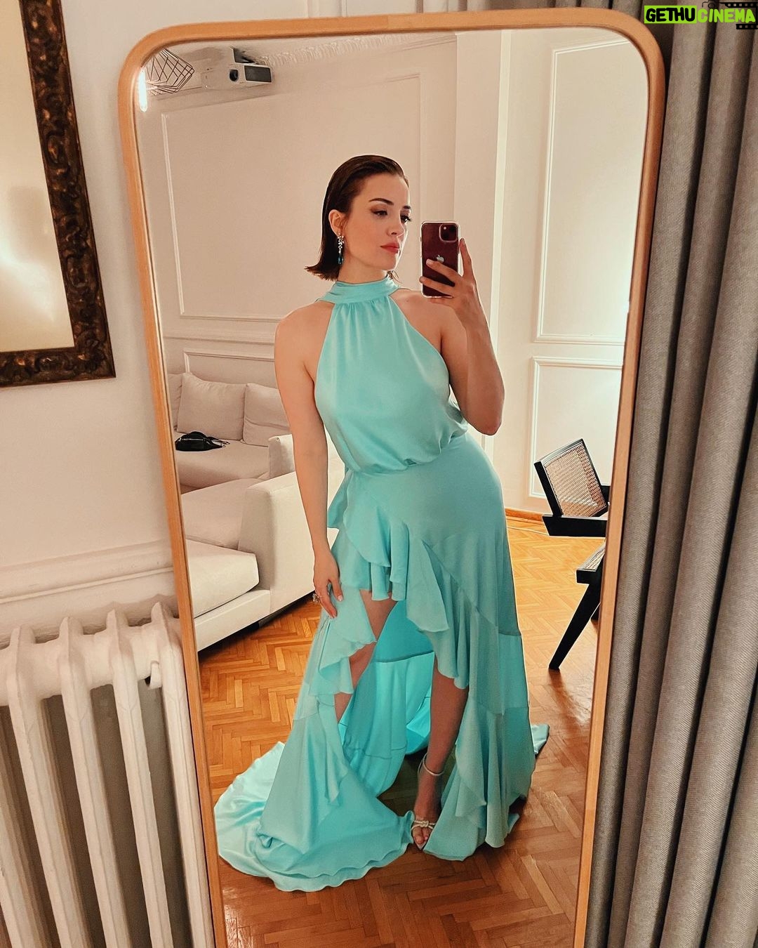 İrem Sak Instagram - Styling: @dorukkakiz Mua: @fezialtun Hair: @erolaslim Elbise: @zuleyhakuru Takılar: @karunjewellery