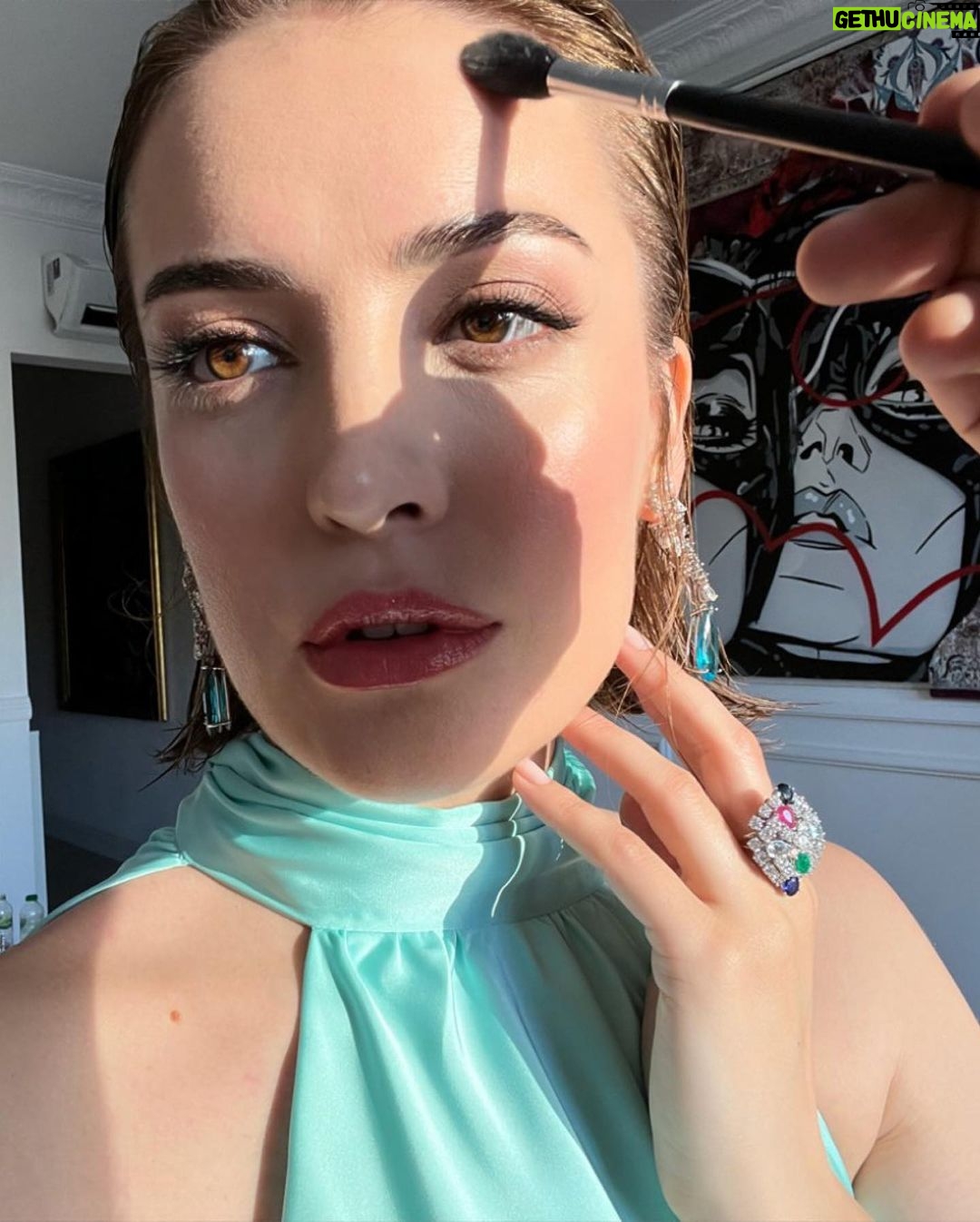 İrem Sak Instagram - Styling: @dorukkakiz Mua: @fezialtun Hair: @erolaslim Elbise: @zuleyhakuru Takılar: @karunjewellery