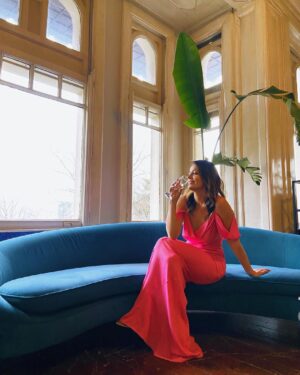 İrem Sak Instagram - merhaba bahar 💘 
Elbise: @wearsisters