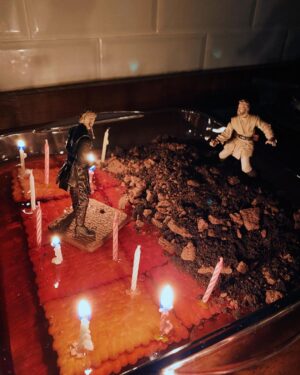 İrem Sak Instagram - bu. pastayı. ben. yaptım. #happybirthdaybrother  #maybetheforcebewithyou #forever  #starwars #anakinhatalıysamara #ustalarasaygı #mustafar #jöle #kakao