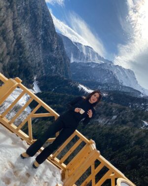 İrem Sak Instagram - 😷’siz 3 gün. ❄️🙏🏼🌲 havasına suyuna taşına toprağına dedikleri bi yer Rize yaylaları cidden. Bahar aylarında tekrar kavuşmak üzere ben ırmaaaaaa gideyyruuummmm 🏃🏻‍♀️