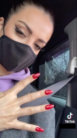 İrem Sak Instagram - @fezialtun 💜
@ebrunailworld ♥️