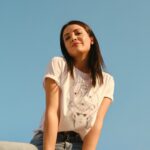 İrem Sak Instagram - Mor Çatı’nın 30. Yılında, bu yıl için özel olarak tasarlanan tişörtleri www.morcati.org.tr üzerinden Mor Çatı ile iletişime geçerek ya da @morhipo ve @hepsiburada ‘dan alınabilirsiniz 🤗 #MorÇatı30Yaşında Tasarımcı : @zeyneptosunofficial Fotoğraf : @unerzeynep @morcati_vakfi @denizmarsan 🤗