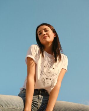 İrem Sak Instagram - Mor Çatı’nın 30. Yılında, bu yıl için özel olarak tasarlanan tişörtleri www.morcati.org.tr üzerinden Mor Çatı ile iletişime geçerek ya da @morhipo ve @hepsiburada ‘dan alınabilirsiniz 🤗

#MorÇatı30Yaşında
Tasarımcı : @zeyneptosunofficial 
Fotoğraf : @unerzeynep

@morcati_vakfi 
@denizmarsan 🤗