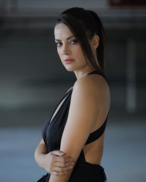 İrem Sak Instagram - bu akşamın heycanı meycanı çok 🖤🙏🏼 #çukurs4 #çukur #serenerdenet