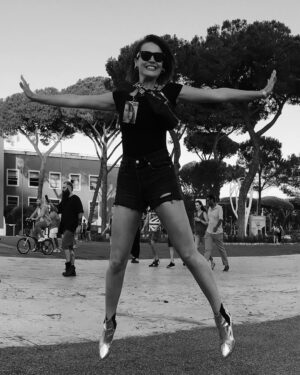 İrem Sak Instagram - #challangeaccepted @gulsebir ✌🏼 #womanempoweringwoman #istanbulsözleşmesiyaşatır #kadınlarkadınlarıdestekliyor #womansupportingwomen @aylinkontente @aytasozeri @hazalfilizkucukkose @esmerayyildirim @yagmurmislina @tulinsahinofficial @hazalkalkavankarahan