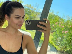 İrem Sak Instagram - güzel dostlar biriktirin 
Bknz: @utkudizdar_