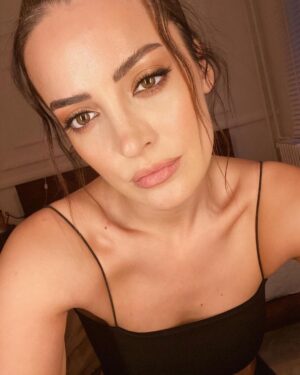 İrem Sak Instagram - konuşsana bidenem 🌹