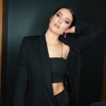 İrem Sak Instagram - Napıyosunuz? Ben duruyorum. MUA : @fezialtun Styling: @oralinko - @studio11ist Takı @meranodesign Pant @cupofstars .co Ceket @verdatextile Top @bypinkfreud . . .