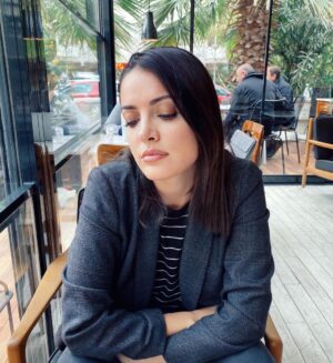 İrem Sak Instagram - Durakta taksi yok 😔