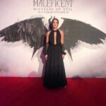 İrem Sak Instagram – Geçen hafta galasına katıldığım #Maleficent #malefiz filmi ilk kez Londra görmeme vesile oldu. Ve ilk kez canlı kanlı Angelina Jolie görmeme de vesile oldu. İkisini de çok sevdim 😏 tam bir i ♥️my job anısı. 💫🙏🏼 #malefizkötülüğüngücü #maleficentthemistressofevil London, United Kingdom