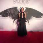 İrem Sak Instagram - Geçen hafta galasına katıldığım #Maleficent #malefiz filmi ilk kez Londra görmeme vesile oldu. Ve ilk kez canlı kanlı Angelina Jolie görmeme de vesile oldu. İkisini de çok sevdim 😏 tam bir i ♥️my job anısı. 💫🙏🏼 #malefizkötülüğüngücü #maleficentthemistressofevil London, United Kingdom
