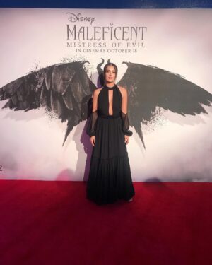 İrem Sak Instagram - Geçen hafta galasına katıldığım #Maleficent #malefiz filmi ilk kez Londra görmeme vesile oldu. Ve ilk kez canlı kanlı Angelina Jolie görmeme de vesile oldu. İkisini de çok sevdim 😏 tam bir i ♥️my job anısı. 💫🙏🏼 #malefizkötülüğüngücü #maleficentthemistressofevil